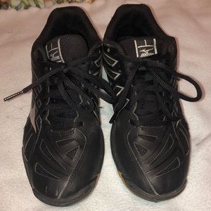 Mizuno volleyball shoes size 6